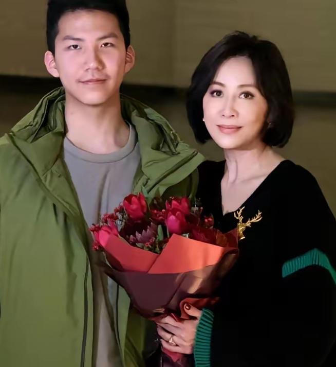 身家十亿的刘嘉玲把千万豪宅过户给干儿子康康，本以为事情能够圆满收场，没想到康康转