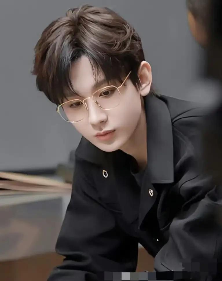 成毅在拍新剧《长安二十四计》时，因威亚牵引失控，摔到后脑勺，肉眼可见疼的蜷缩着身