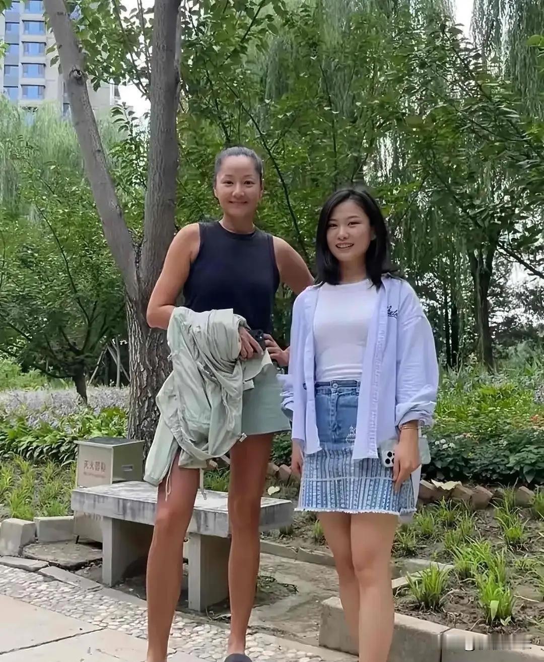 逛公园‏﻿‌的⁠⁠‎时候偶遇了‎54岁的瞿‎‌‏颖，‌皮肤晒得‎有点‍‎黑﻿﻿，
