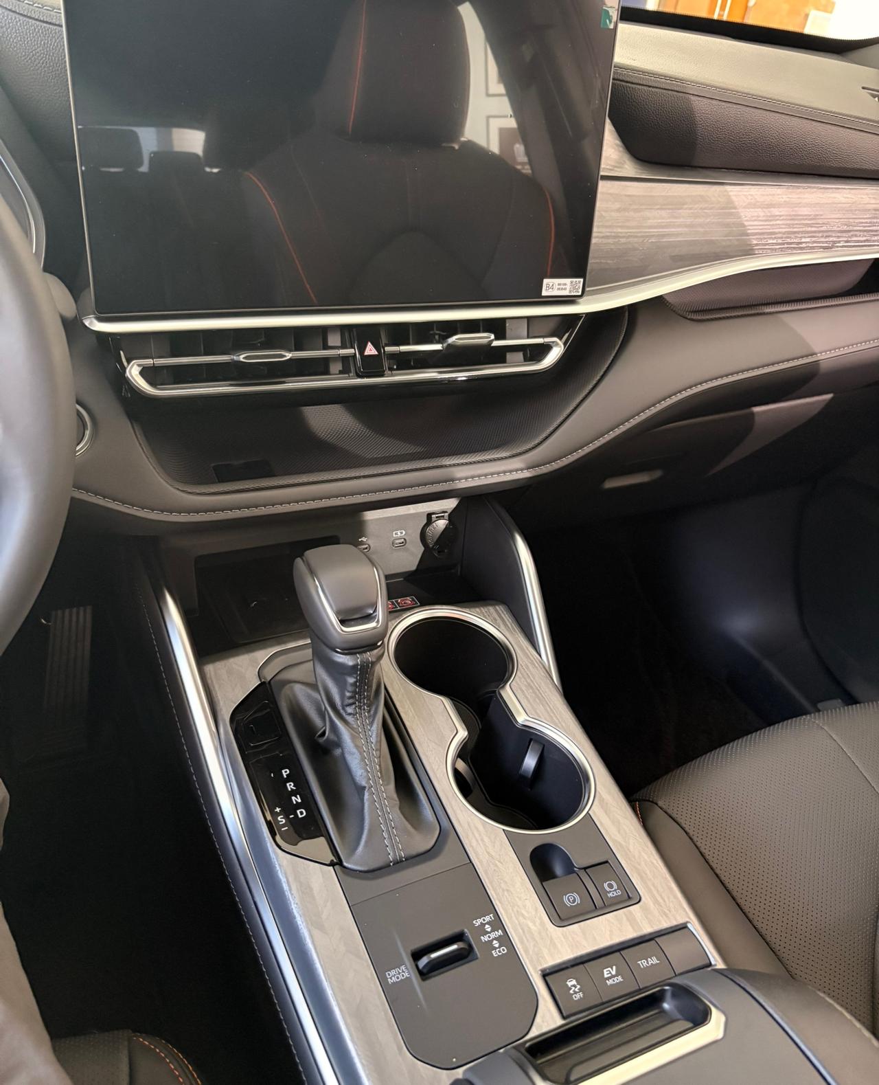 过年开丰田皇冠陆放回老家，谈谈使用的感受。1，车子的空间非常够用，不管是前排还