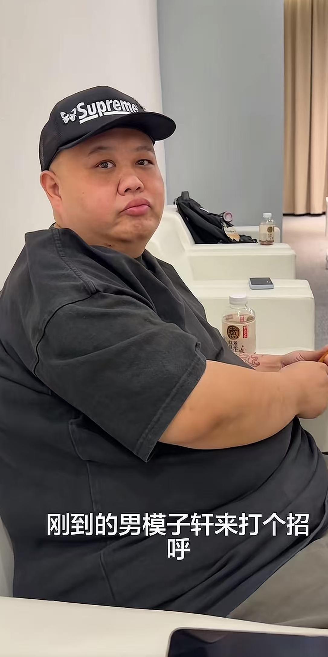 周九良休息室拍孙越，戏称师叔是男模子轩，评论区火爆网友各种提要求！德云社周九良发