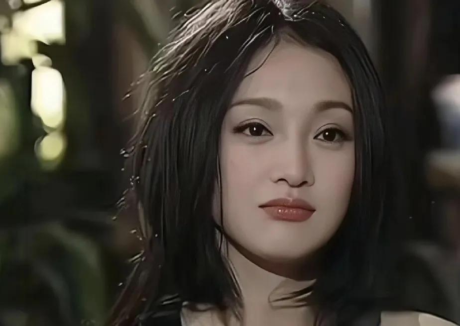 年轻时的她，真的水灵灵的，现在很少看到这样的明星了。