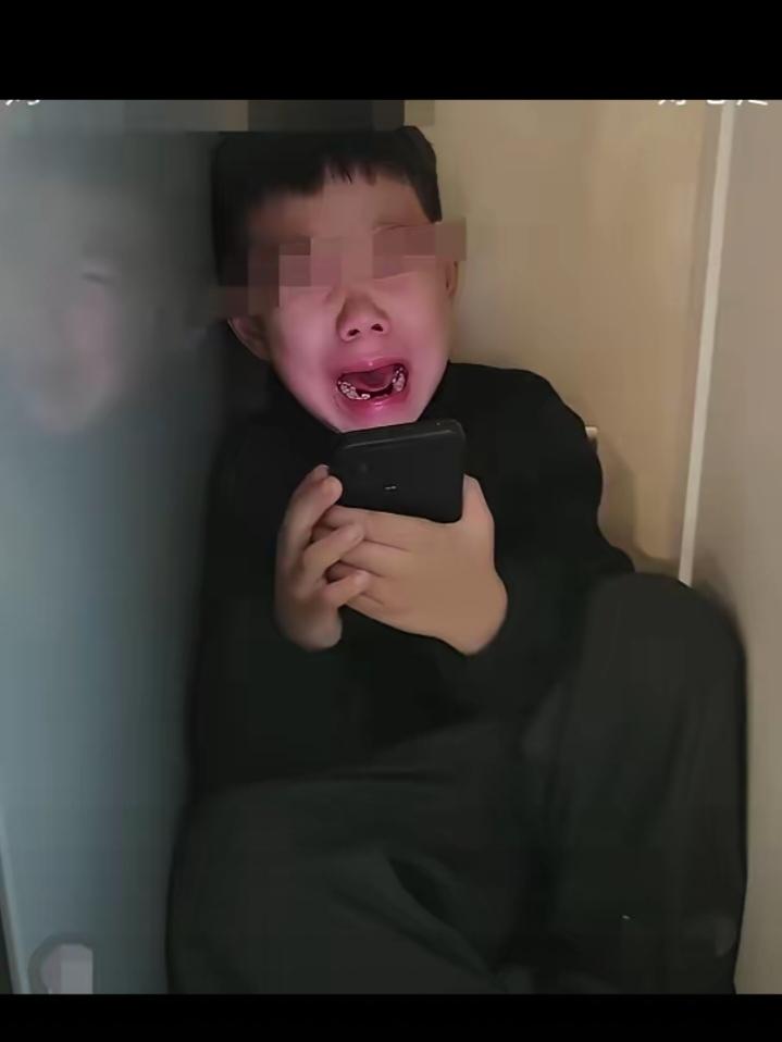 泪目了!山东临沂一11岁男孩，让全网心疼，他妈妈去世后，爸爸想用善意的谎言安抚他