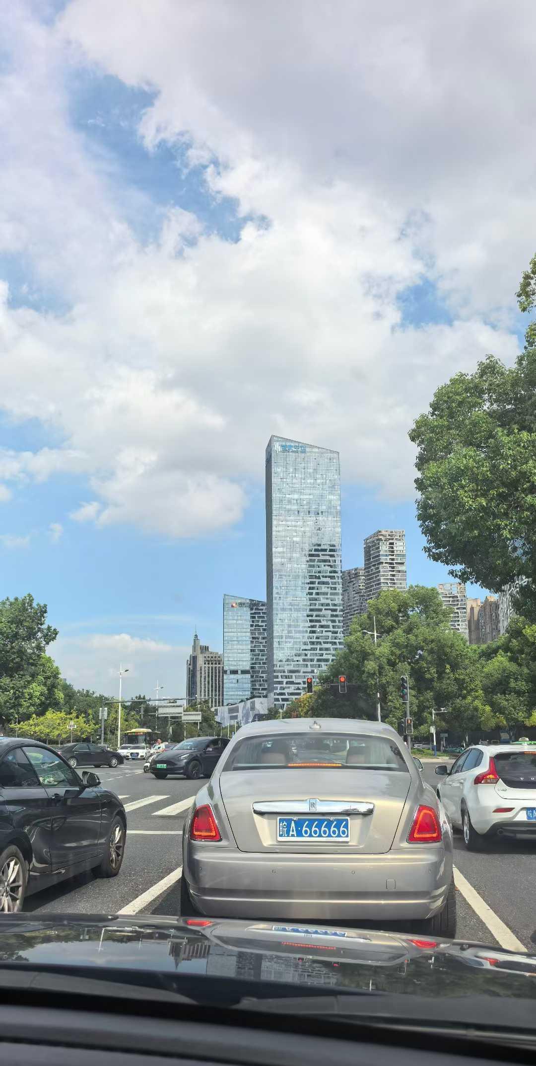 合肥车牌号皖A66666的劳斯莱斯车主，在这个大热天的中午也出来了，在政务区的街