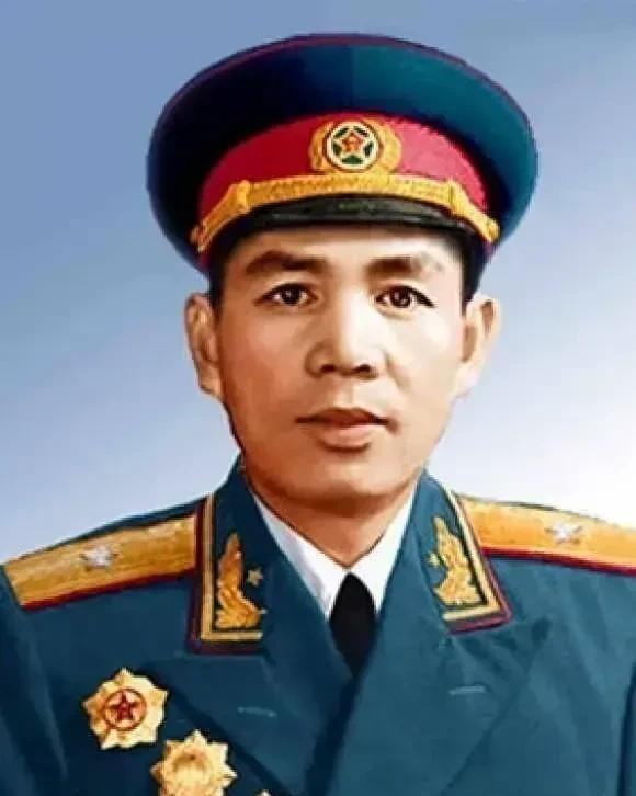 1999年，丁盛将军逝世，上级规定不准称呼他为“同志”“老红军”“老八路”。然而