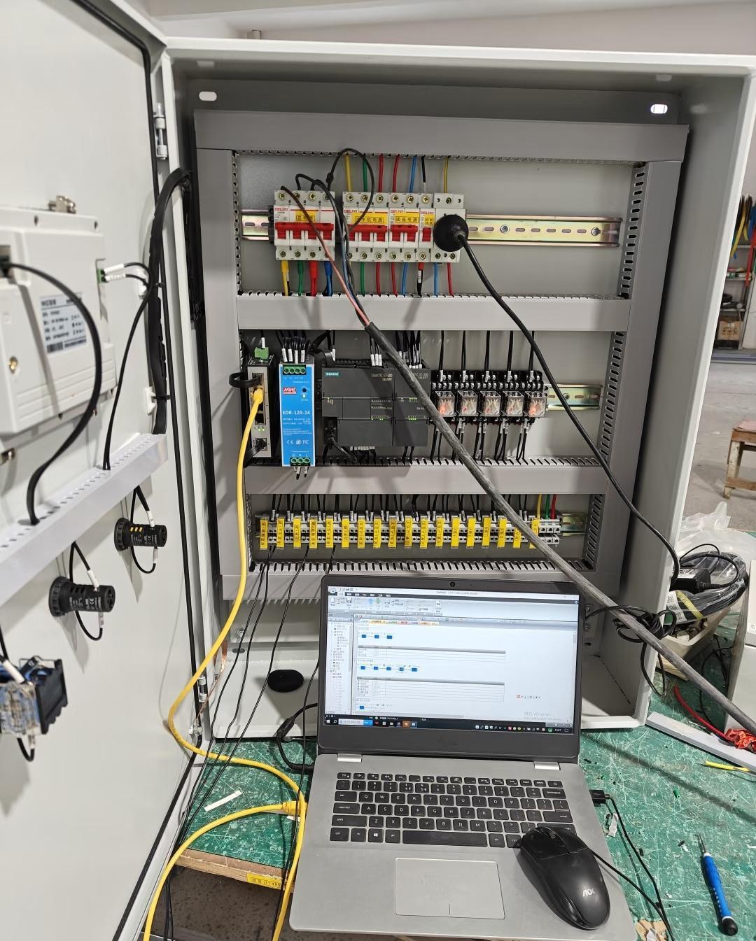 老板把这个准备要辞退的这个电工叫到办公室，老板对这个上班还不到两个月的电工说:当