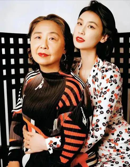 黄圣依的妈妈期望女儿做个普通人，这背后满是深沉母爱。在妈妈眼中，或许平凡的生活能