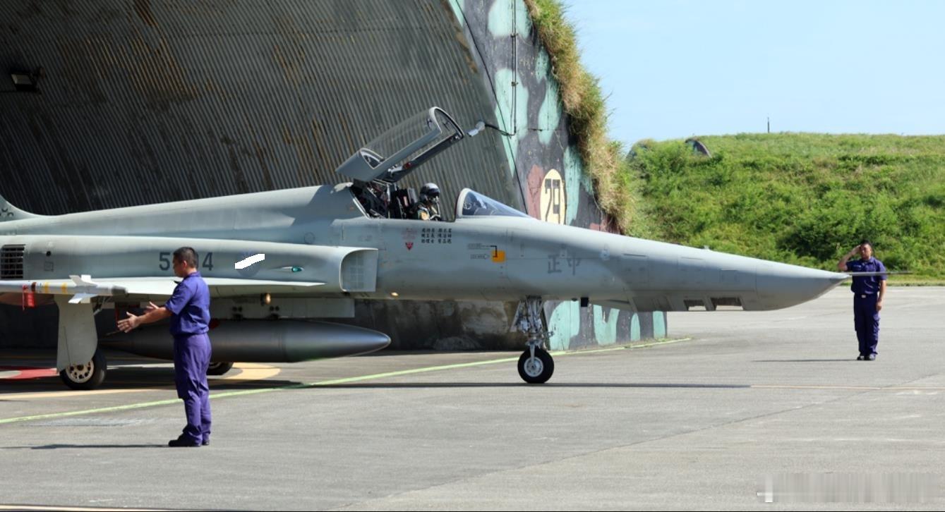 台军最后的F-5轻型战机也就是侦察型的RF-5E也退役了。至此，台军已经没有现役
