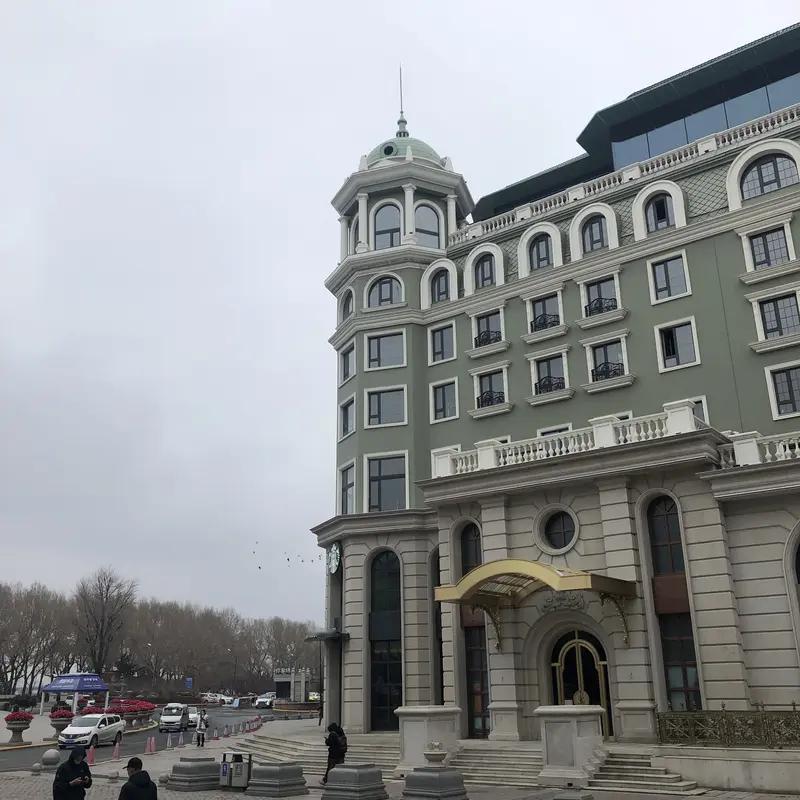 近日，哈尔滨一停车场火了，不过是因为离谱的收费。有网友在防洪纪念塔广场旁的松花江