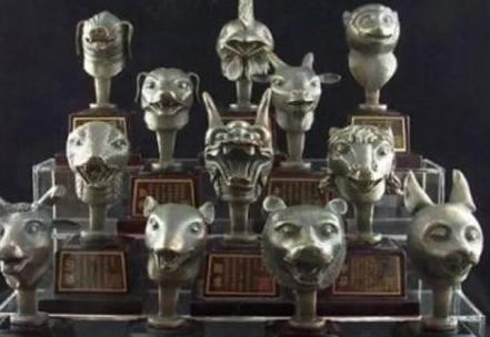 1985年，一位美国人在法国散步，无意间望了望路边的私人别墅，竟看到有两只铜做的