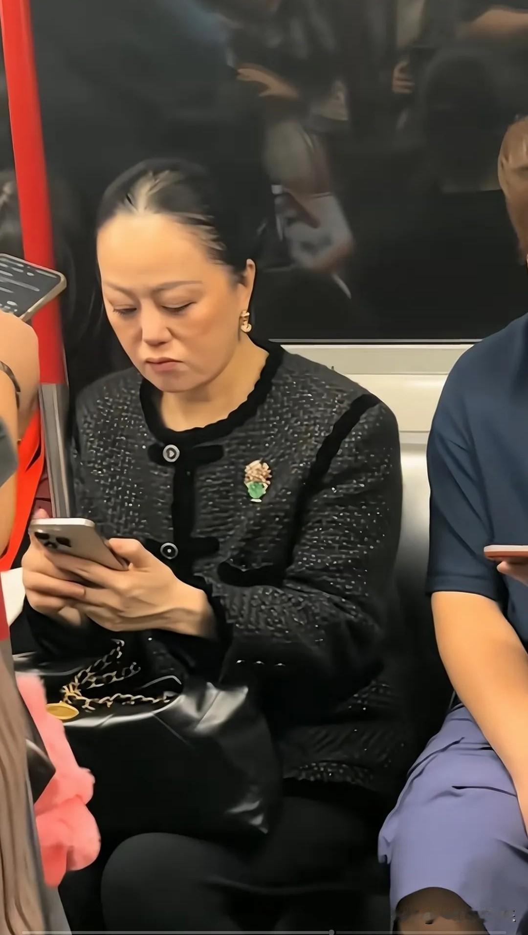 美人迟暮！不敢相信这是章小蕙，年轻时的她珠圆玉润是人间富贵花，即使五十多岁依然让