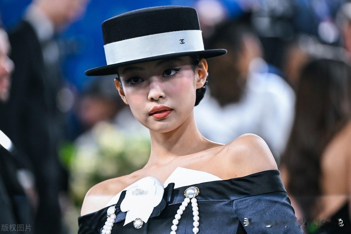 2025年MetGala上，Jennie、Lisa和Rose各展风采，谁的状态