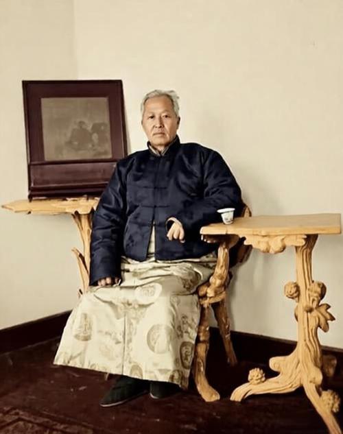 这张照片是康有为在青岛寓所的最后留影，拍摄于1927年3月29日，距离他3月31