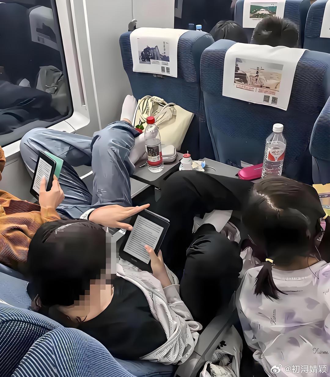 高铁上的一慕，他们不会尴尬么？