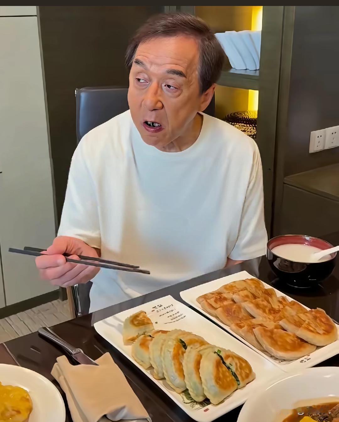 成龙出席哈尔滨相关电影活动期间，在酒店吃早餐时的场景。没想到成龙都这么大岁数了，