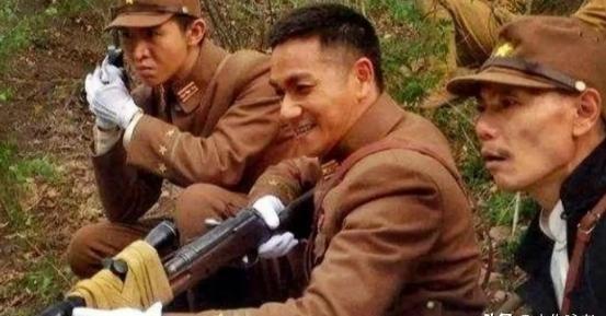 1939年，中国士兵在撤退的时候，被一名万恶的日本军官当活靶子来练枪法。连杀