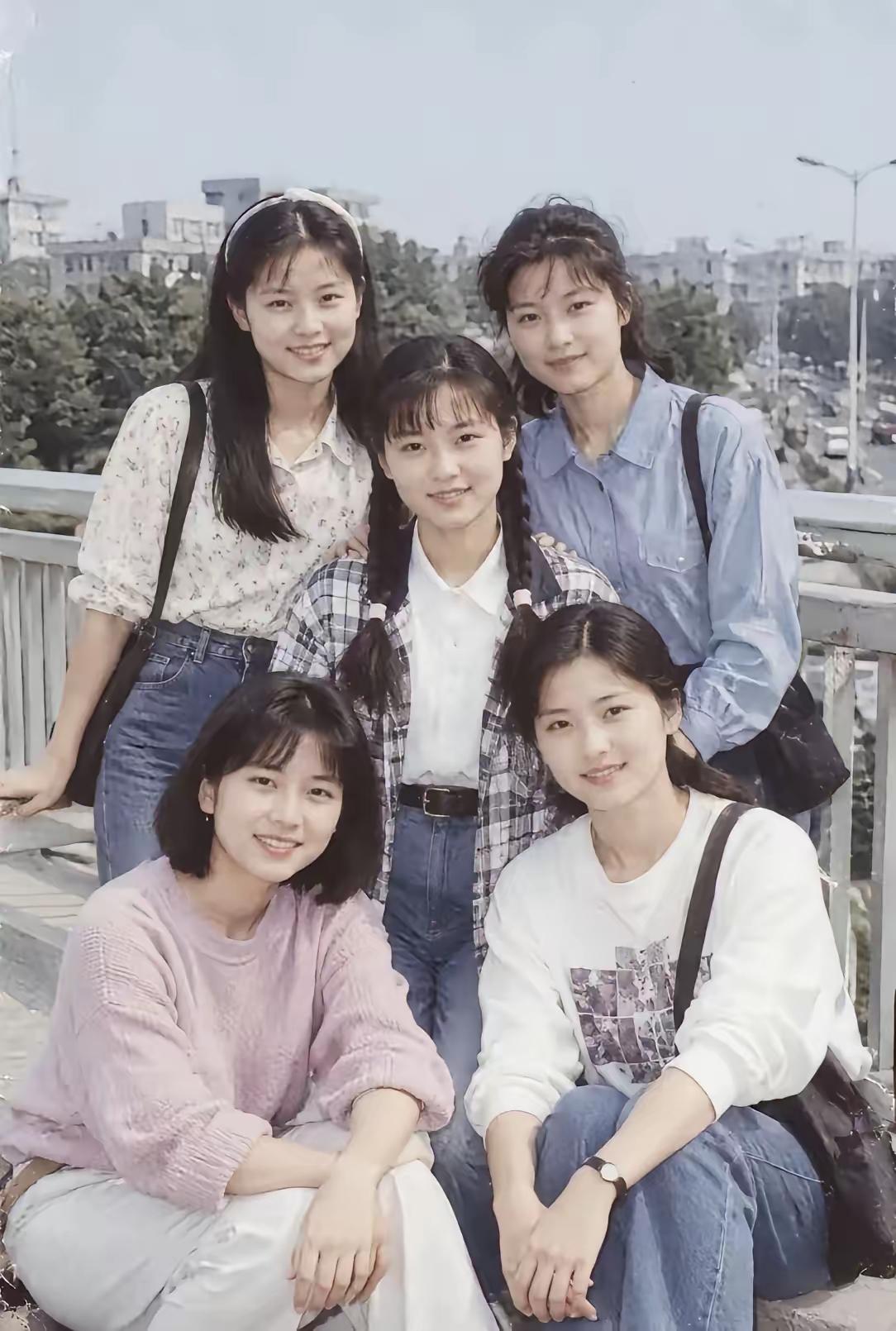 那个年代的美女放到现在也是吊女神级别的美女，还比现在的女生贤惠真羡慕。