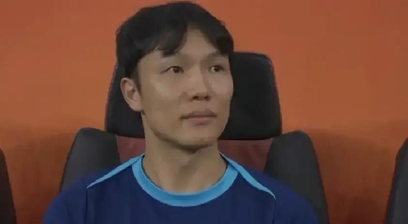 武汉三镇，去年还是冠军，今年就成了“掉队生”。换帅拖拖拉拉，冬训倒计时，主