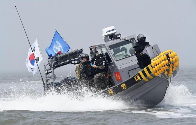 大批中国渔船遭韩国军警联合驱离，一艘遭到扣押！据韩联社消息，韩国中部海洋警察厅9