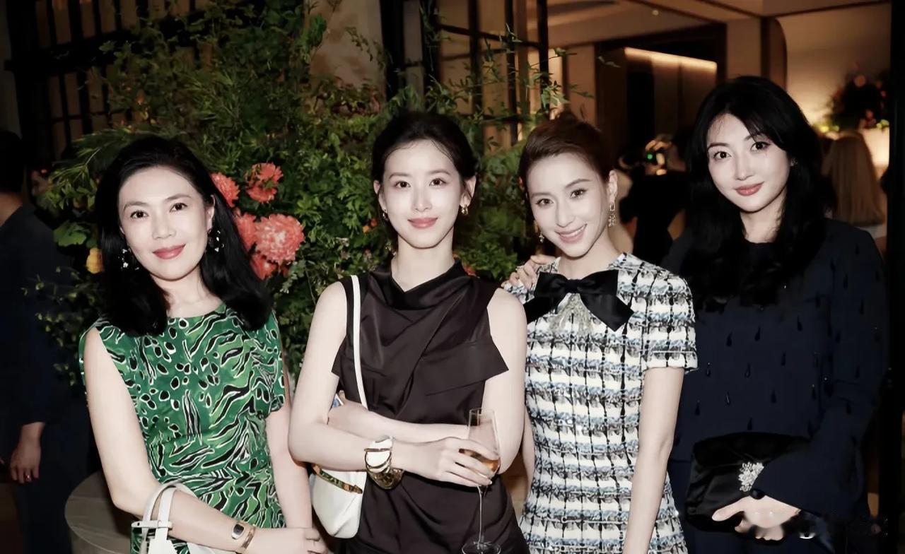 章泽天的外表一直都很是甜美年轻漂亮，因为她年轻时还有点婴儿肥。但她现在30几岁了