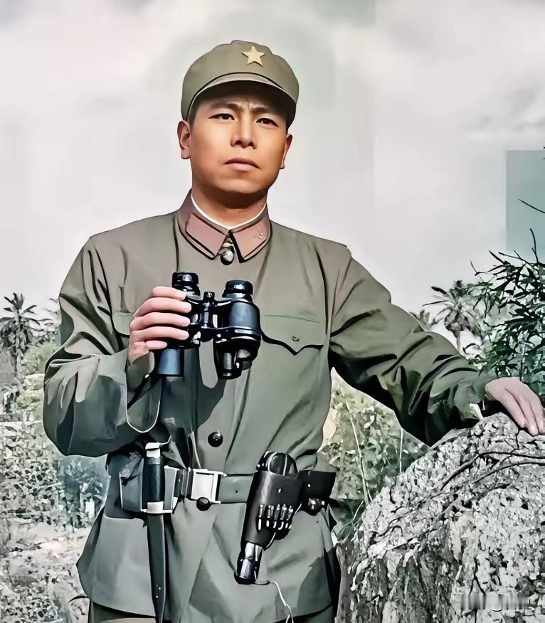 1981年，侦察连连长崔英顺在战壕中留下牺牲前的最后影像。戎装在身的他，持望远