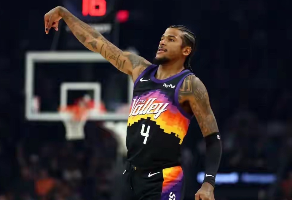 太阳客场129-114大胜雄鹿，完成对火箭的“打脸”。前三节两队胶着，第四节太阳