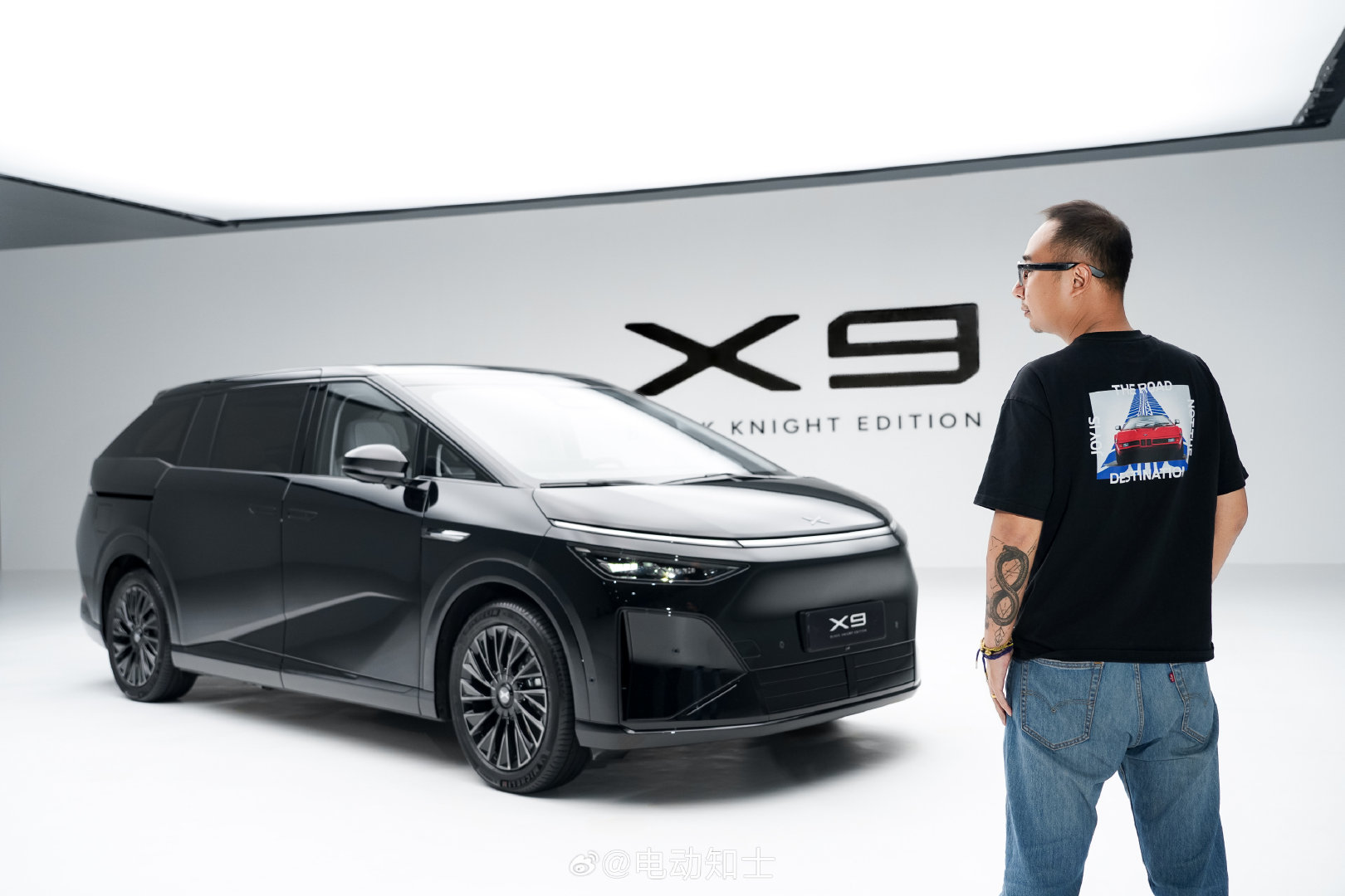 小鹏X9黑武士套件终于终于来了，给大家看看我司模特跟黑武士版的合照[doge]小鹏X9黑武士套件售价
