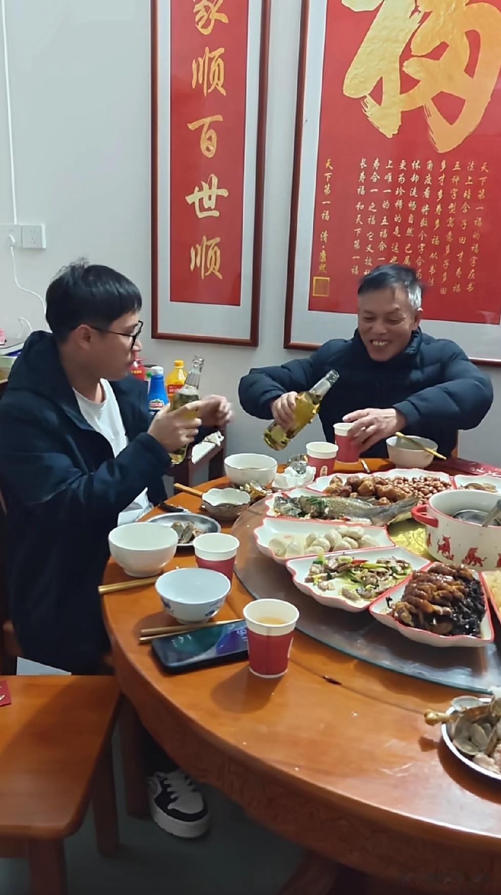 人称萌萌辉的梁志辉回父母家过年啦！他发出了大红包，给父母，给弟弟妹妹。媳妇