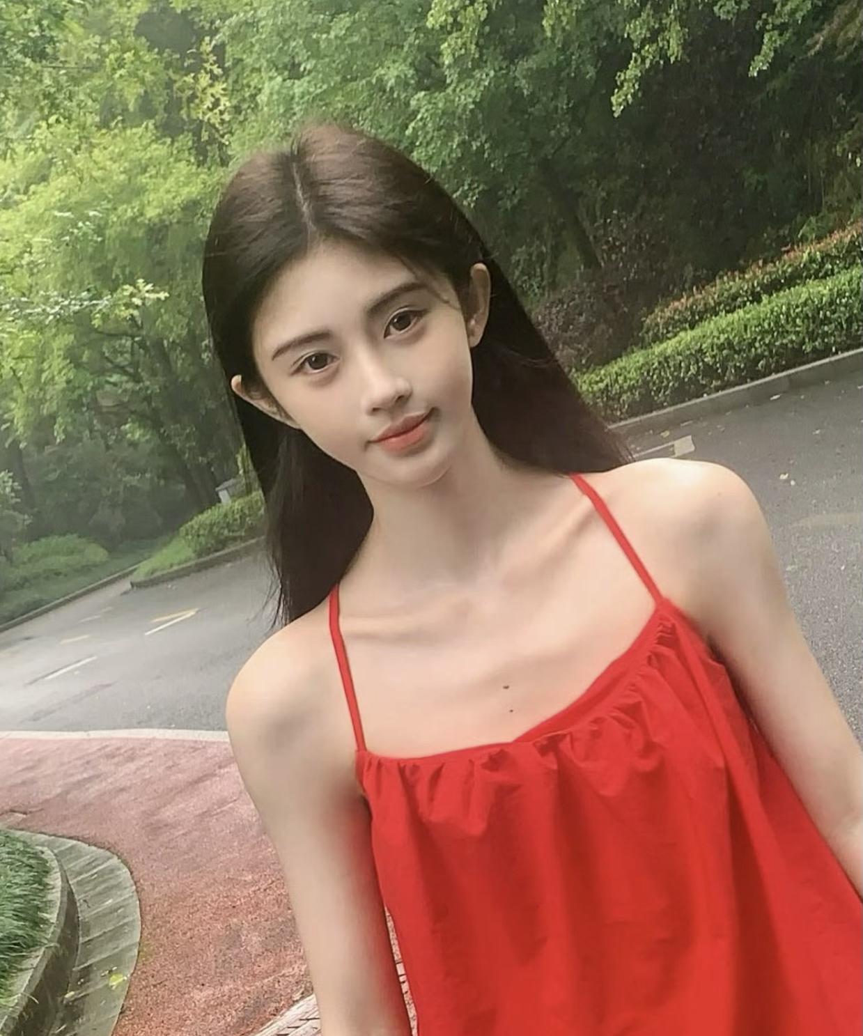 我怀疑鞠婧祎是照着孟子义整的，怎么越来越像孟子义了，特别是前3张图，我都快分不清