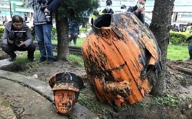 为什么要批判蒋介石？李敖说过这样一句话：“蒋介石到今天还在纠缠我们，用假的历史留