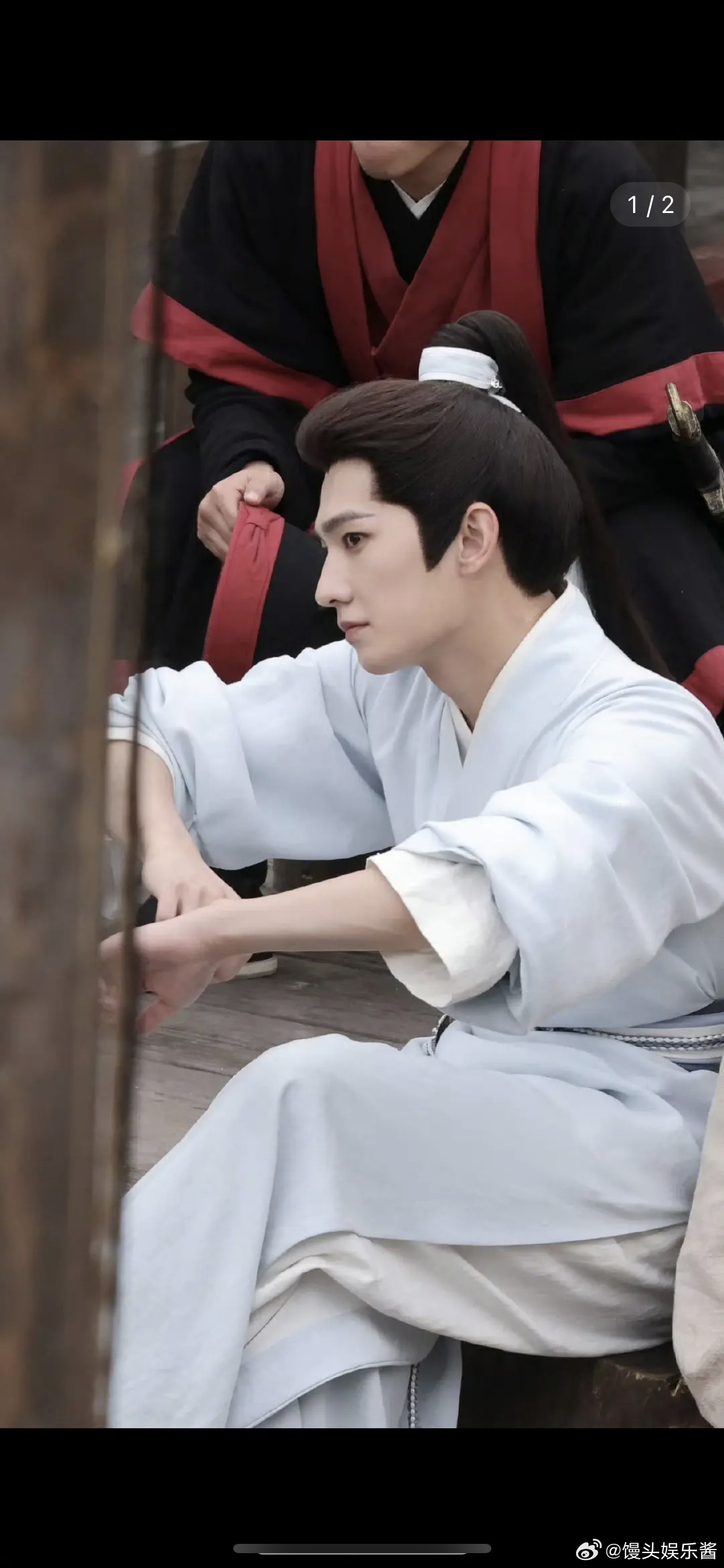 杨洋最新遮雨棚式造型，下雨都不用打伞了…这剧组的造型师到底什么审美