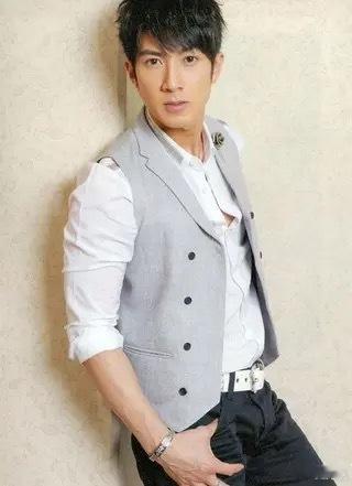 1.雅诗兰黛新代言人是李思潼。2.刘诗诗和吴奇隆教育孩子时总免不了有分歧，毕竟两