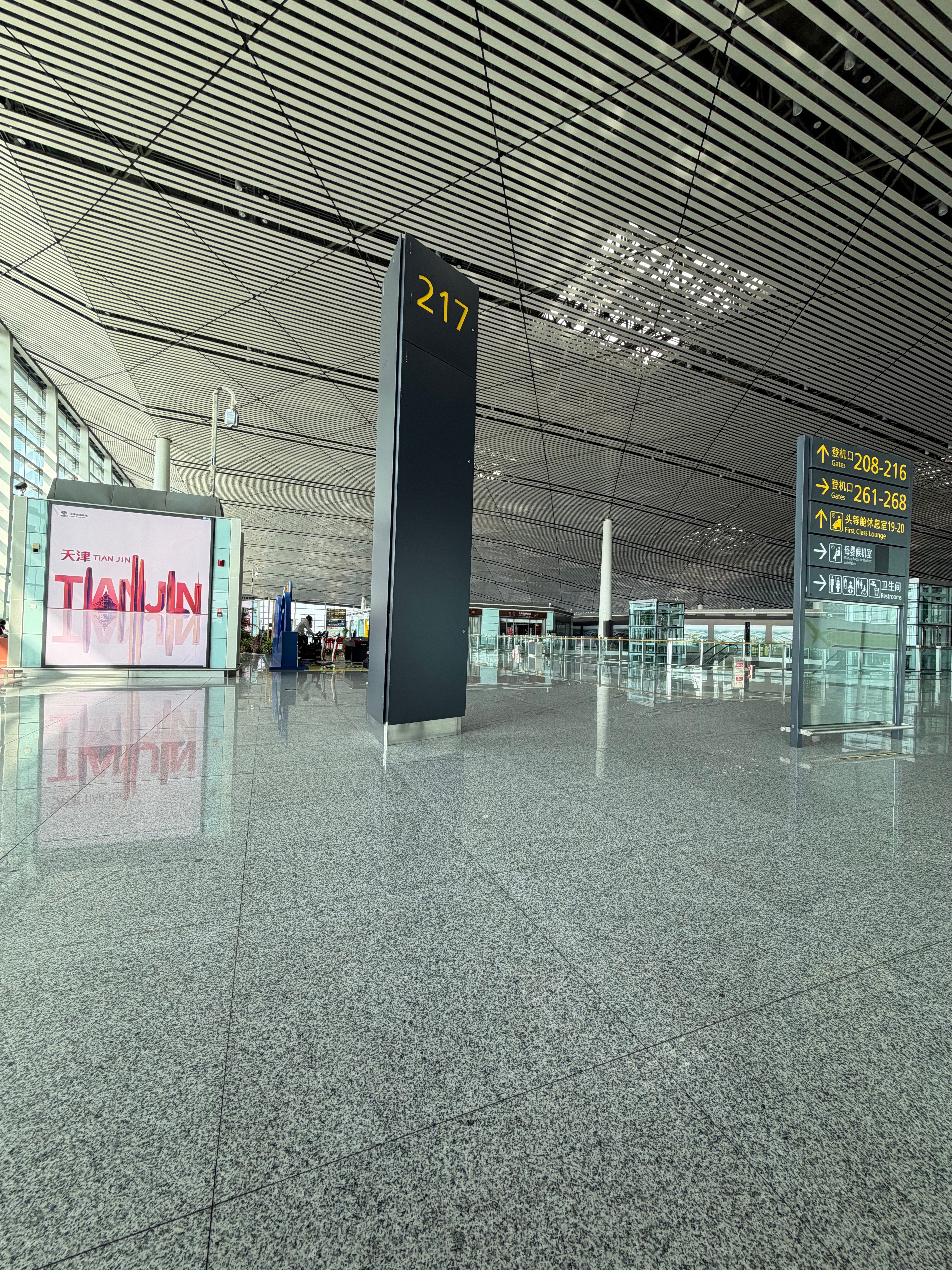 天津机场空空如也就这班延误了，其他的都正常飞。早知道买延误险能赚一笔预计10点半