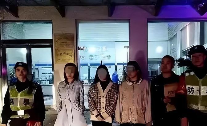 浙江杭州，张先生因长得太帅，被三名醉酒女子强行拉上出租车，场面十分刺激，幸好警察