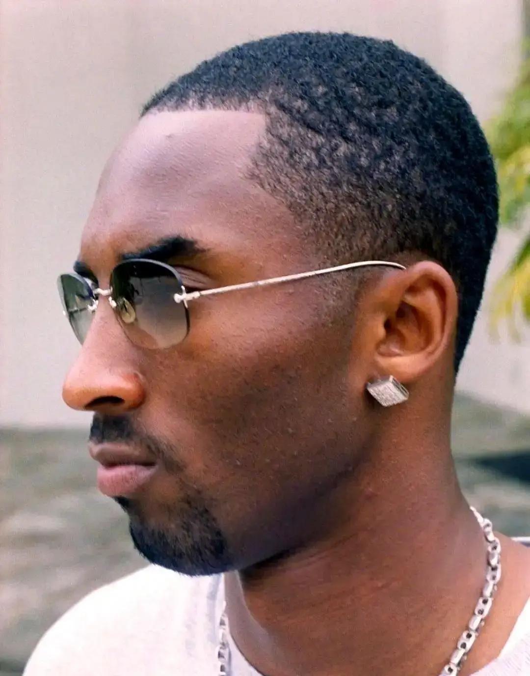 2011年，全联盟老板连夜摁掉保罗去湖人的交易，理由只有四个字：篮球原因。