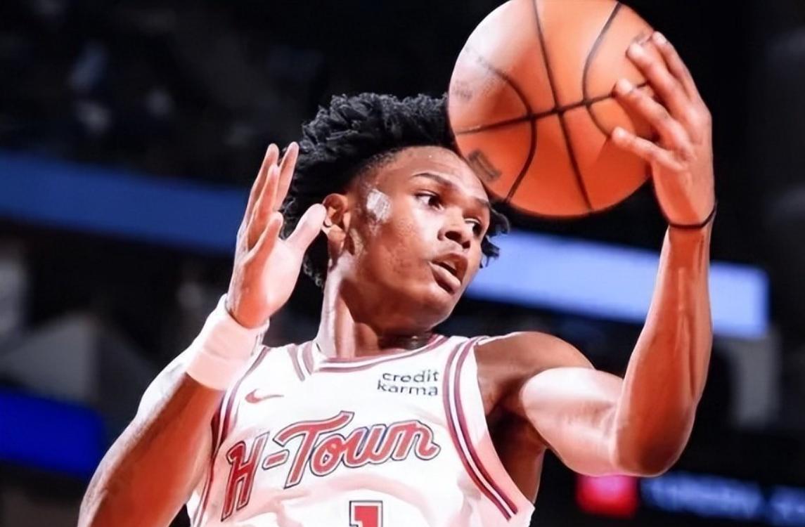 只看数据的话，阿门是今天除了杜兰特以外，火箭唯一一个得分20+的，但看了比赛就知