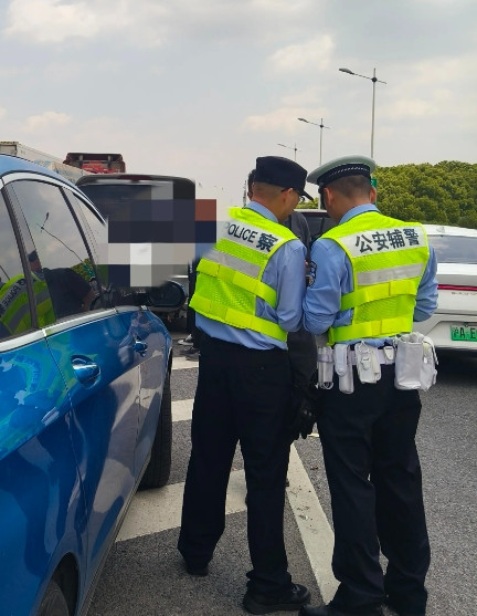 今天出门遇到一个大无语的事。高架上并道，一个外地车不让我们，没有交替通行，差点撞