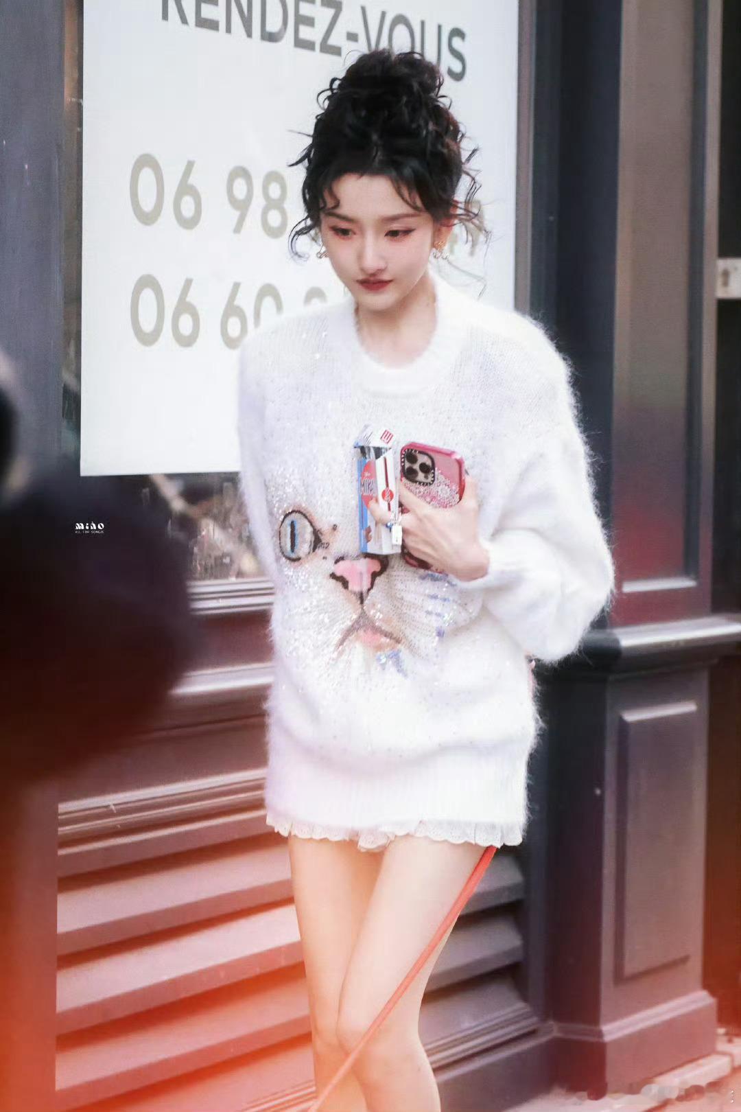 宋祖儿华伦天奴晚宴look宋祖儿华伦天奴晚宴造型，这个卷卷毛像盘了一头的的泡面。