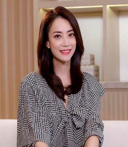 霍汶希能容得下王菲跟谢霆锋世纪复合，却对生了两个儿子的张柏芝严防死守了十几年阿那亚音乐节上，她当众摸