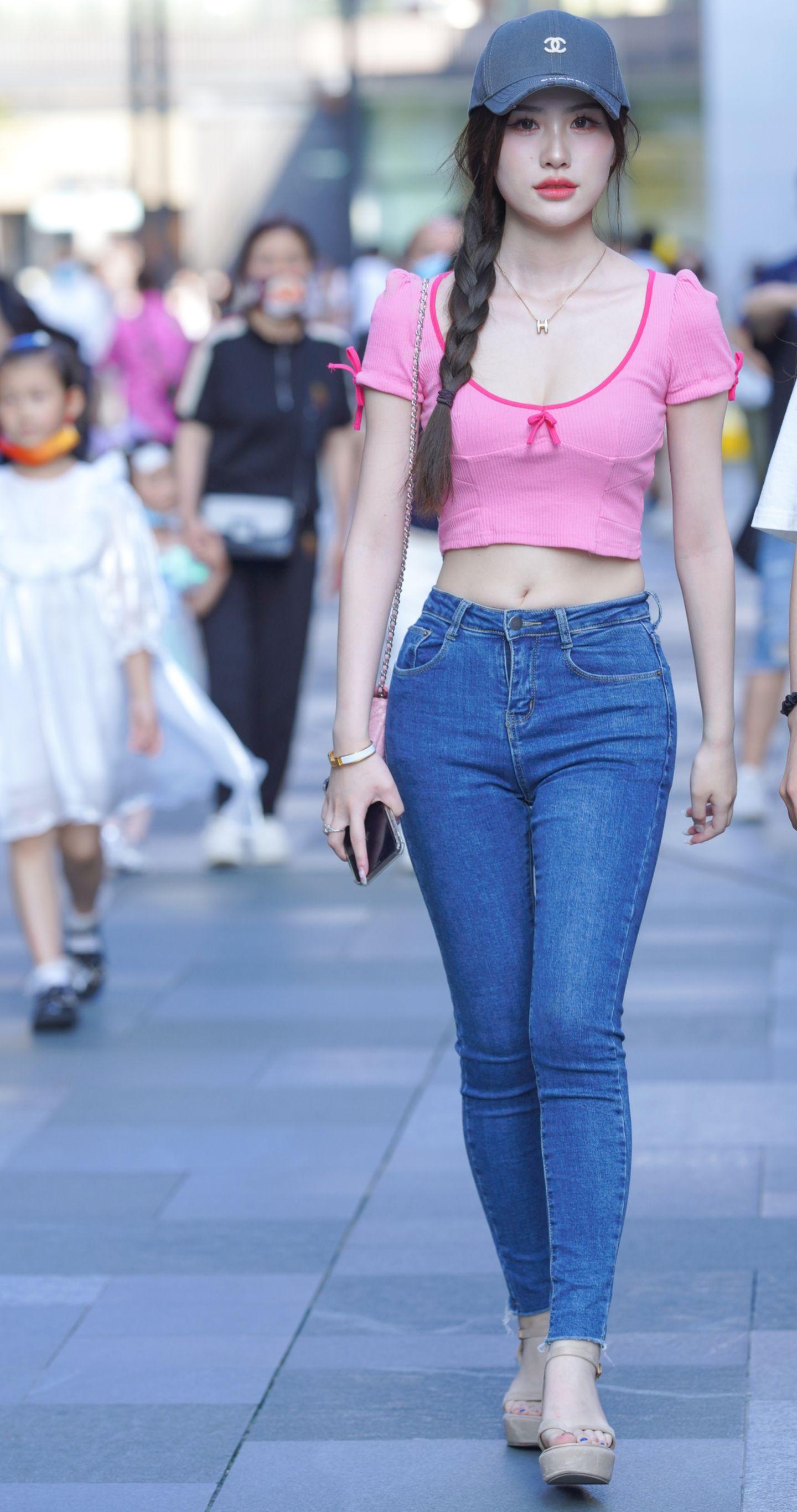 加班时她递来咖啡，说特意没加糖不知道我喜不喜欢。
