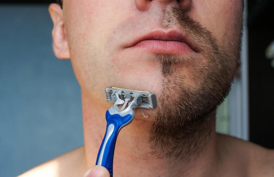 有些男人早上刮了胡子，晚上就冒出一圈扎手的“青茬”；而另一些人，一个星期才刮一次
