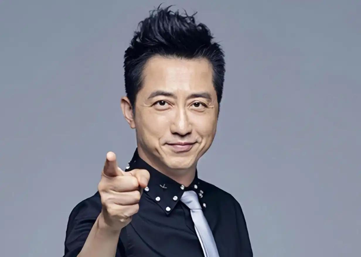 庾澄庆与伊能静结婚时，张正芬携庾澄庆姐姐合影后便径直离开，尽显失礼。庾澄庆和善，