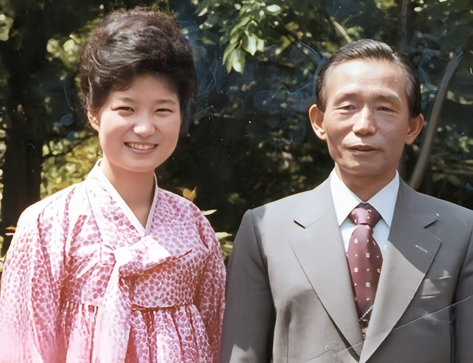 韩国历史上，截至目前，唯一一对父女总统。右边是朴正熙，靠政变上台的铁腕总统，一干