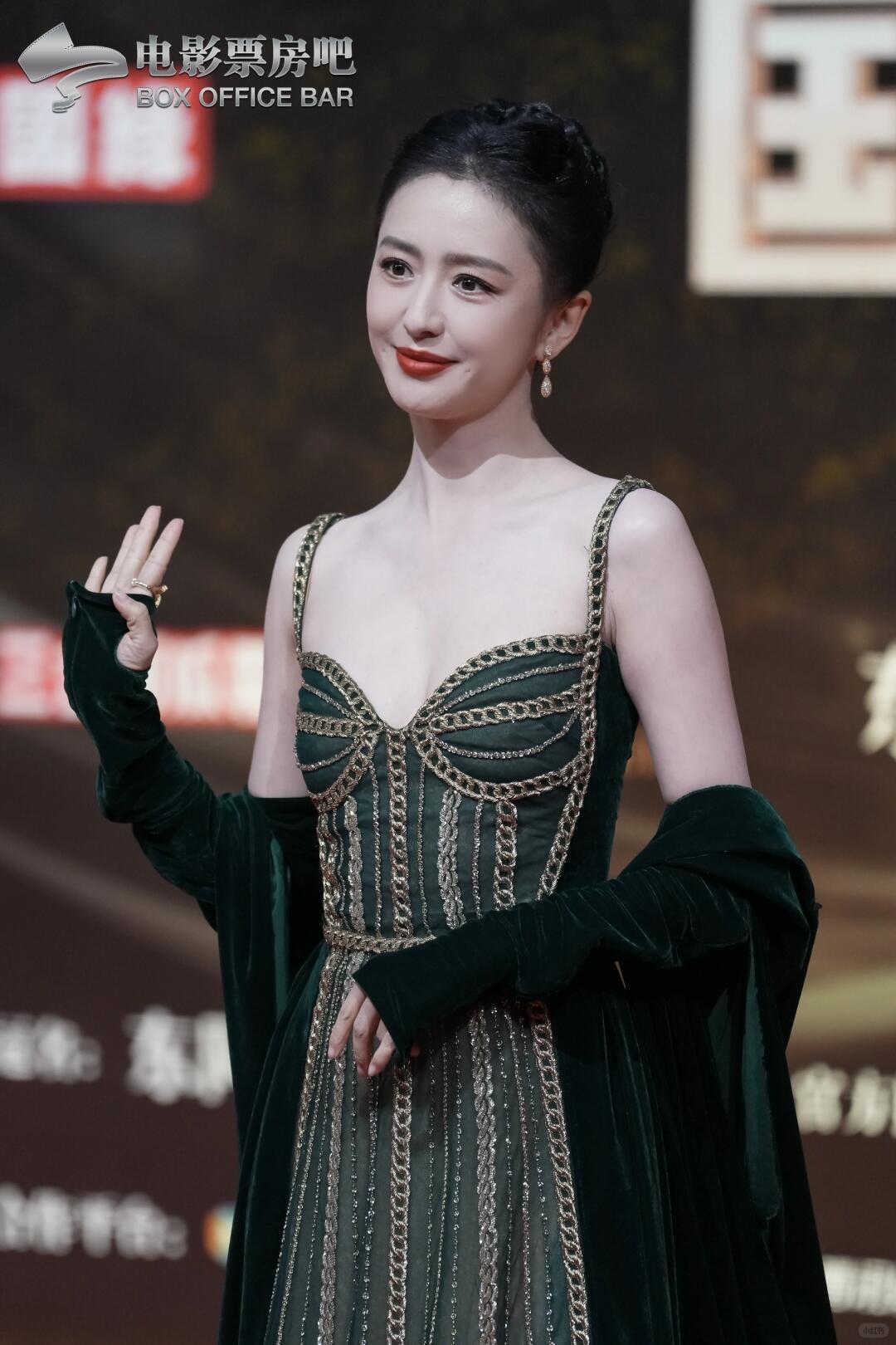 真想问问佟丽娅，这么老气的妆造是哪家做的。本来丫丫是个很灵动的女星，可是这次