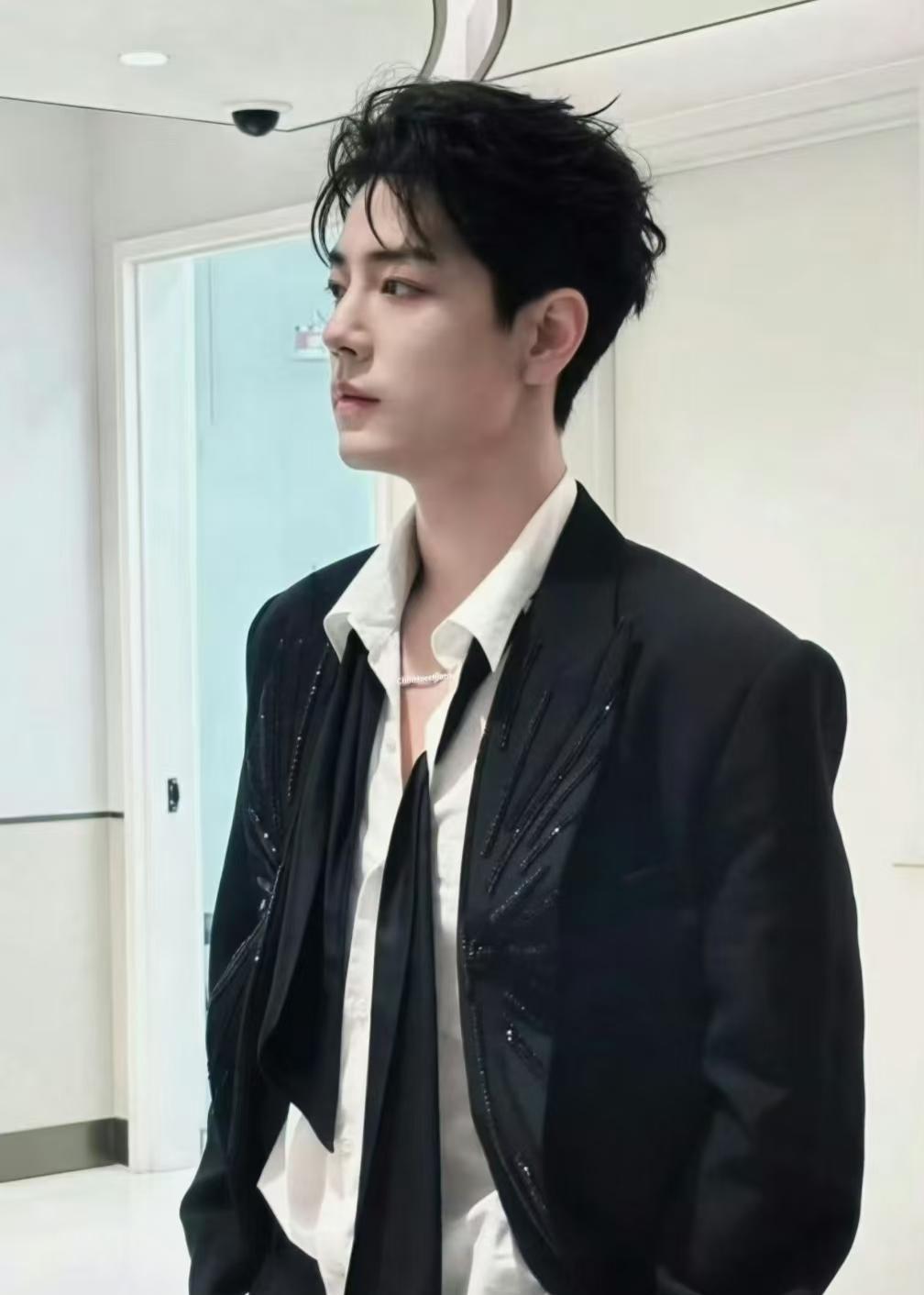 我最佩服的不是肖战完美的长相也不是他精湛的演技，而是他每次都是全开麦现场。
