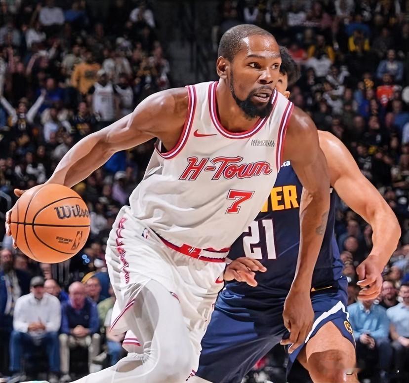 说白了、杜兰特再厉害也不能一人顶三个人！这赛季如果大家感觉不如上赛季，是因为