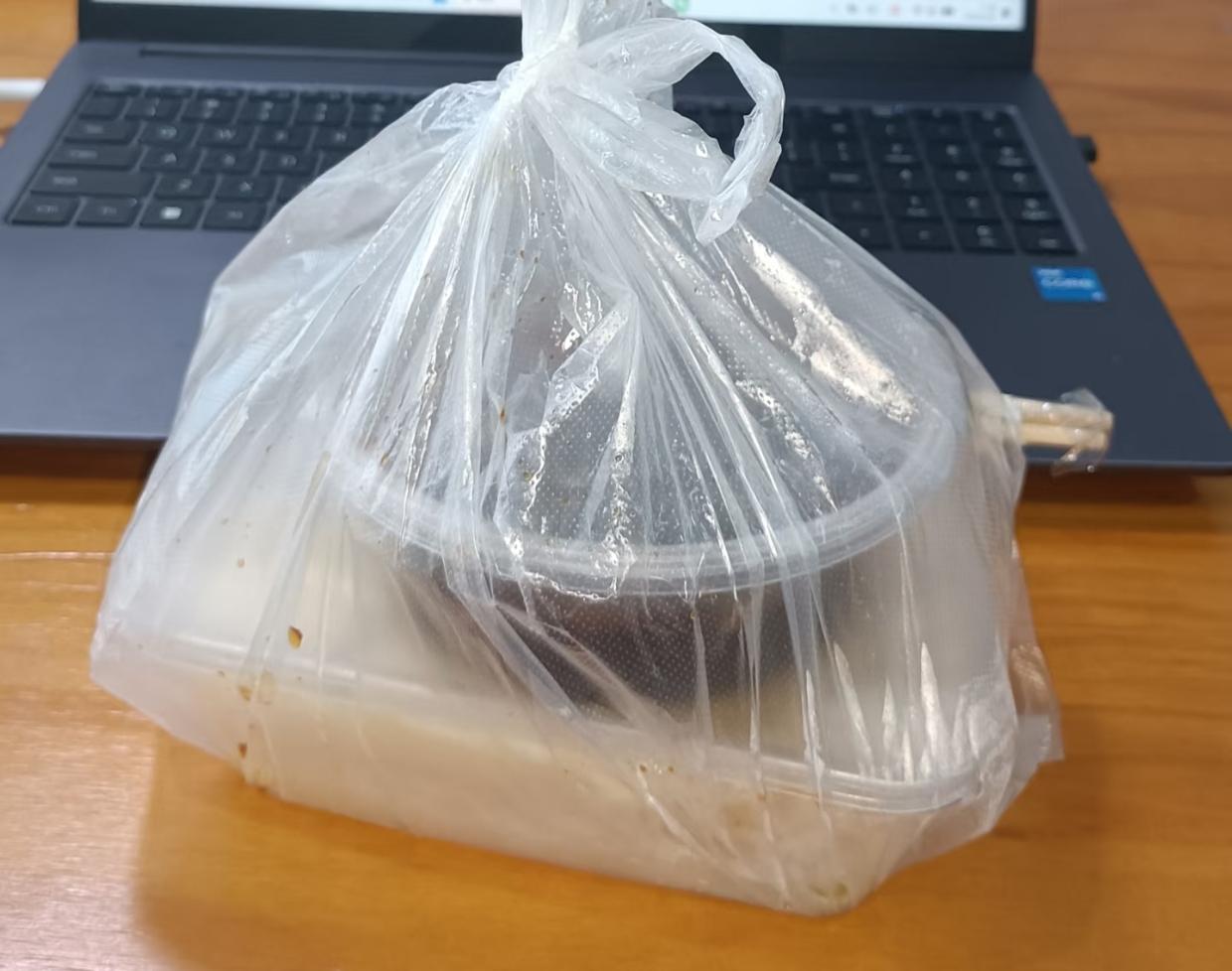 晚上11点多订了份红烧牛肉饭，过了半小时，看到骑手5分钟前发来的照片，说外卖已经