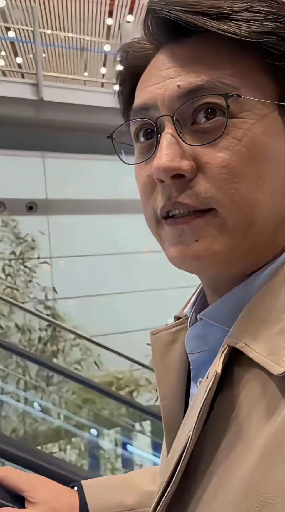 靳东近看好吓人，一脸疲倦……