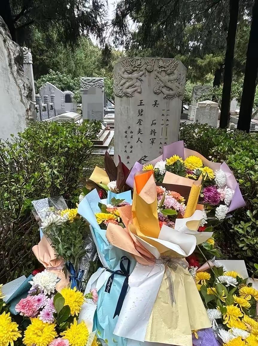 《沉默的荣耀》泪目，北京香山吴石将军墓前摆满了鲜花。吴石将军牺牲44年后