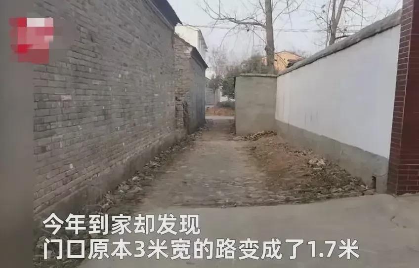 河南，顾某常年在外工作，回乡看望年迈的老母亲。家门口的路，被邻居新房的围墙挤占了